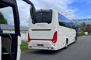 ujęcia na autokar marki SCANIA HIGHER TOURING, od zewnątrz i w środku pojazdu