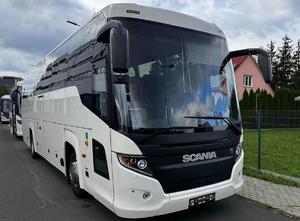 ujęcia na autokar marki SCANIA HIGHER TOURING, od zewnątrz i w środku pojazdu