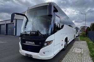 ujęcia na autokar marki SCANIA HIGHER TOURING, od zewnątrz i w środku pojazdu