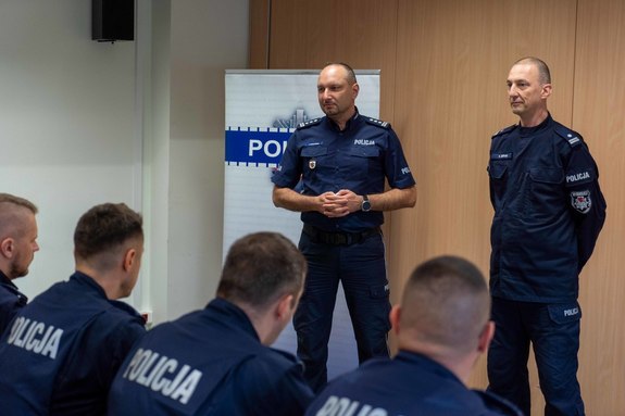 policjant przemawia do uczestników kursu