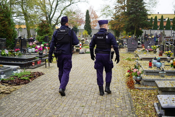 Policjanci podczas działań &quot;Wszystkich Świętych&quot;.