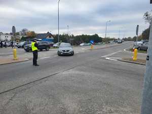 Policjant kieruje ruchem na skrzyżowaniu