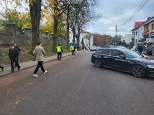 Policjanci patrolują teren przy cmentarzu