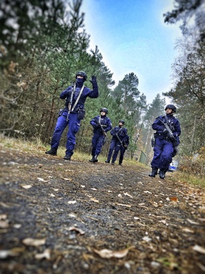 Policjanci poruszają się na terenie Lasu Gdańskiego i zatrzymują niebezpieczną osobę w pojeździe