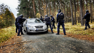 Policjanci poruszają się na terenie Lasu Gdańskiego i zatrzymują niebezpieczną osobę w pojeździe