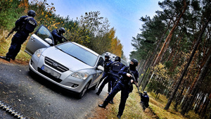 Policjanci poruszają się na terenie Lasu Gdańskiego i zatrzymują niebezpieczną osobę w pojeździe