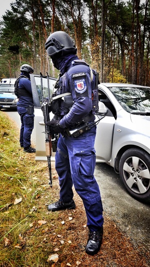 Policjanci poruszają się na terenie Lasu Gdańskiego i zatrzymują niebezpieczną osobę w pojeździe