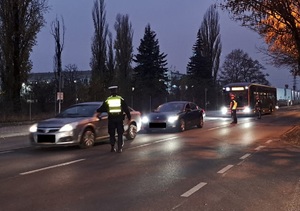 policjanci sprawdzają trzeźwość kierowcy