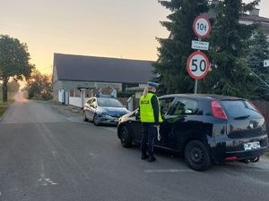 policjanci sprawdzają trzeźwość kierowcy