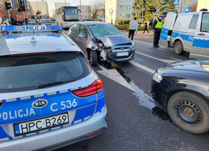Roztrzaskany hyundai, a obok stoją dwa radiowozy oraz „gapie&quot;