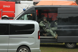 funkcjonariusze ćwiczą realizację związaną z zatrzymywaniem terrorystów