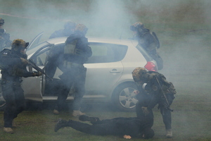 funkcjonariusze ćwiczą realizację związaną z zatrzymywaniem terrorystów