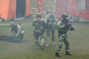 funkcjonariusze ćwiczą realizację związaną z zatrzymywaniem terrorystów