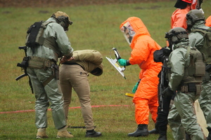 funkcjonariusze ćwiczą realizację związaną z zatrzymywaniem terrorystów