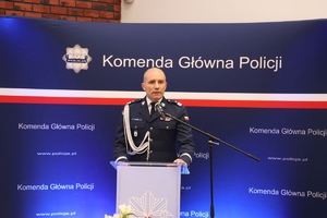 Zastępca Komendanta Głównego Policji przemawiający w trakcie uroczystości.