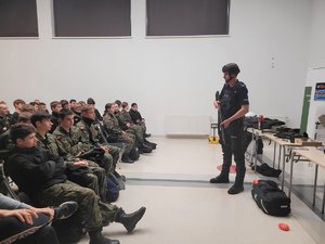 policjanci Oddziału Prewencji Policji w Bydgoszczy rozmawiają z uczniami i pokazują policyjny sprzęt