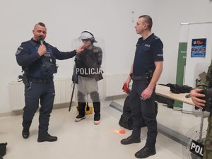 policjanci Oddziału Prewencji Policji w Bydgoszczy rozmawiają z uczniami i pokazują policyjny sprzęt