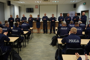 policjanci siedzą w ławkach, przed nimi stoją policjanci odpowiedzialni za szkolenie funkcjonariuszy oraz Zastępca Komendanta Wojewódzkiego Policji w Bydgoszczy