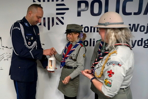 Przyjecie Betlejemskiego Światła Pokoju prze policjantów.