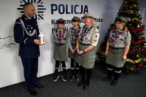 Przyjecie Betlejemskiego Światła Pokoju prze policjantów.