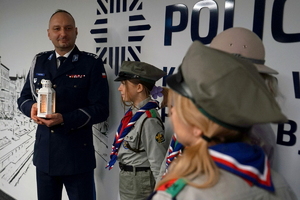 Przyjecie Betlejemskiego Światła Pokoju prze policjantów.