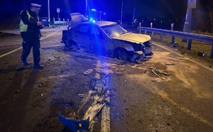 Rozbite auto i policjant.