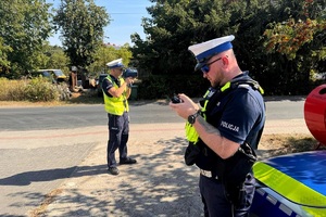 policjanci kontrolują uczestników ruchu drogowego