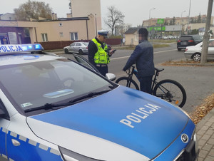 policjanci kontrolują uczestników ruchu drogowego