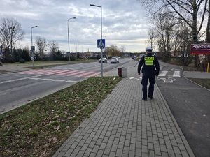 policjanci kontrolują uczestników ruchu drogowego