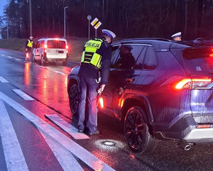 policjanci kontrolują uczestników ruchu drogowego