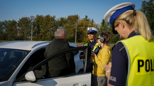 policjantka kontroluje uczestników ruchu drogowego