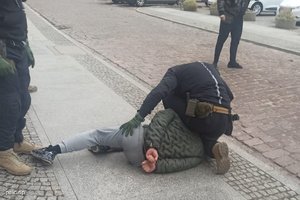 Policjanci kryminalni podczas działań.