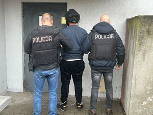 policjanci prowadzą zatrzymanych