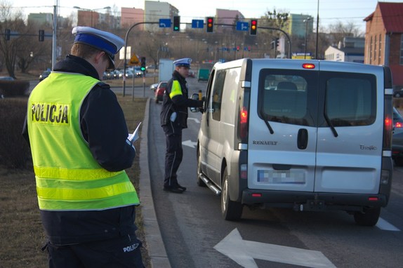 Policjant ruchu drogowego podczas kontroli.