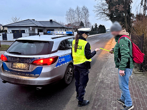 Policjanci na drodze podczas działań.