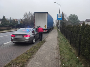 Policjanci na drodze podczas działań.