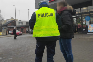 Policjanci na drodze podczas działań.