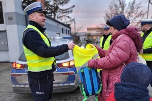policjanci prowadzą działania "Bezpieczny pieszy"