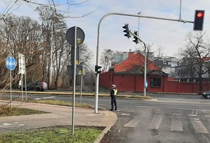 policjanci prowadzą działania "Bezpieczny pieszy"