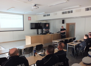 Dwoje prelegentów prowadzą zajęcia a policjanci RD siedzą w ławkach