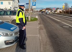 Policjant ruchu drogowego na drodze podczas służby.