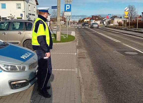 Policjant ruchu drogowego na drodze podczas służby.