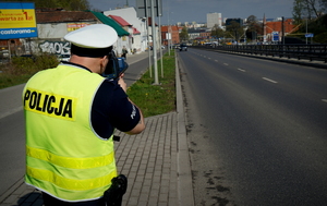 policjant mierzy prędkość radarem