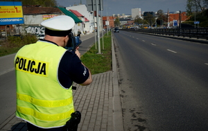 policjant mierzy prędkość radarem