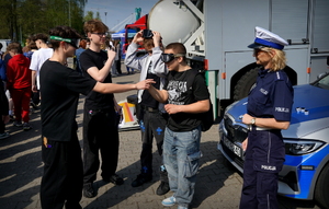 policjanci prezentują stanowiska na targach pracy
