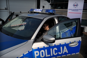 policjanci prezentują stanowiska na targach pracy