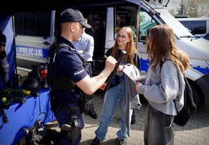 policjanci prezentują stanowiska na targach pracy