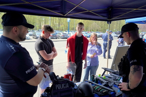 policjanci prezentują stanowiska na targach pracy