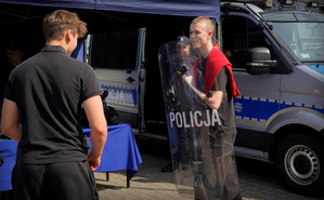policjanci prezentują stanowiska na targach pracy