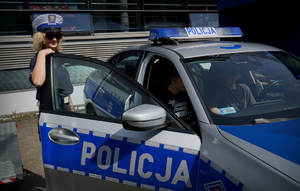 policjanci prezentują stanowiska na targach pracy